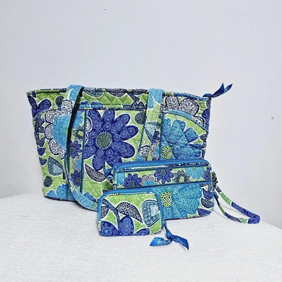 Vera Bradley 3 pc set tote , wallet & earbud case retired - Picture 2 of 11